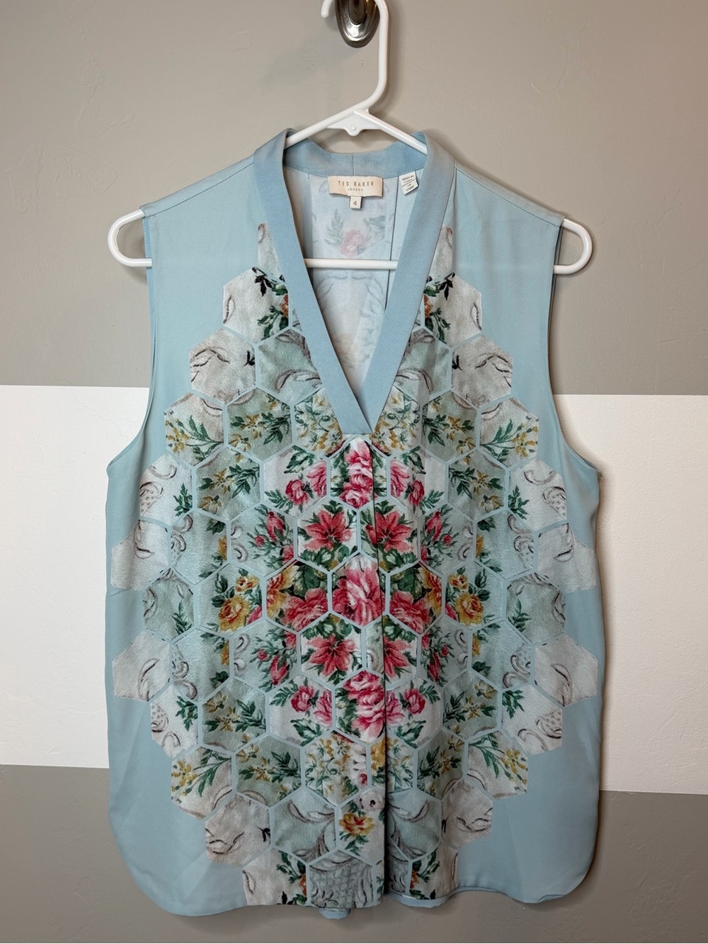 Ted Baker London Light Blue Floral Sleeveless V-Neck Top size 4